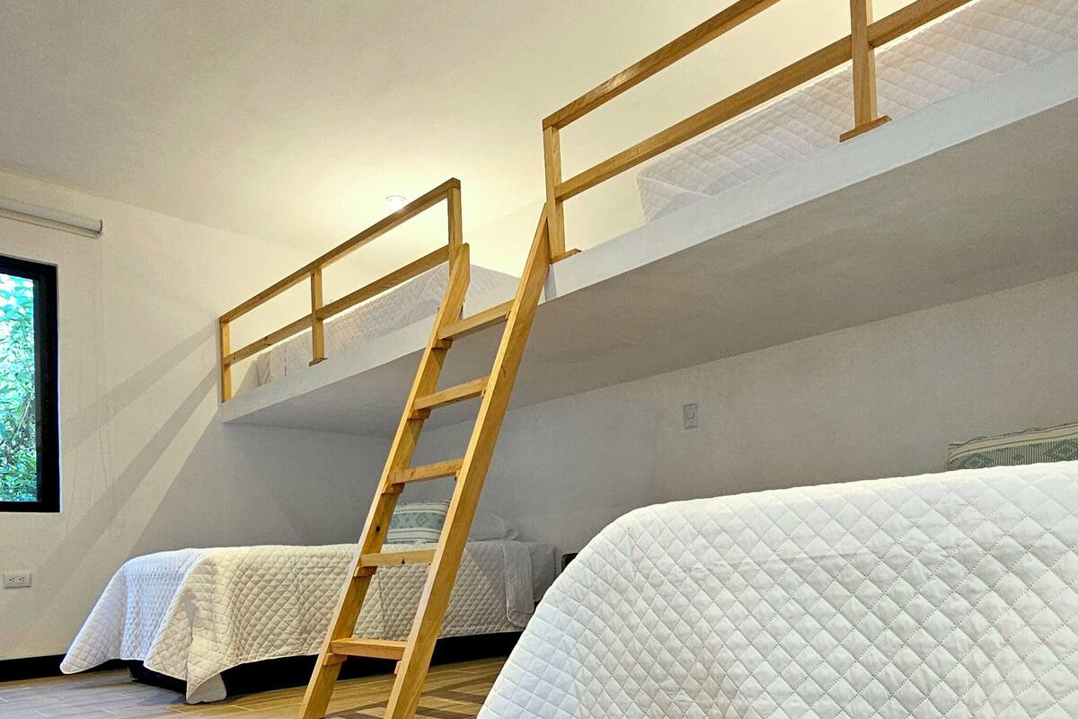 Villa de luna de miel, vistas al jardín | Minibar, caja fuerte, escritorio y espacio para trabajar con un portátil