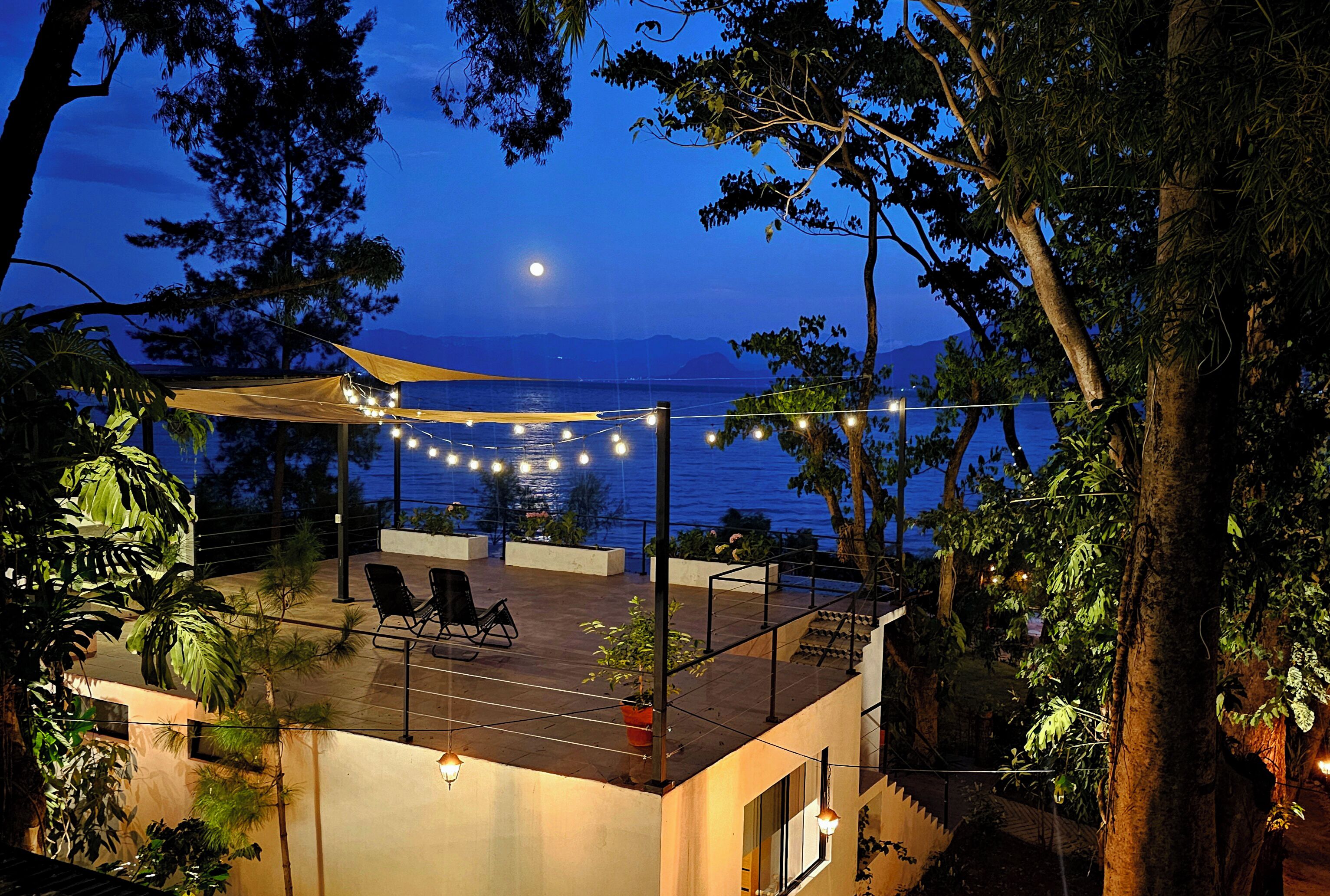 Perhehuvila, osittainen järvinäköala | Terassi/patio