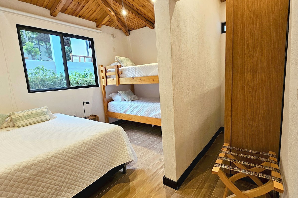 Villa familiar, vistas al jardín | Minibar, caja fuerte, escritorio y espacio para trabajar con un portátil