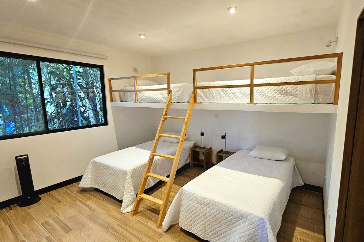 Minibar, caja fuerte, escritorio y espacio para trabajar con un portátil