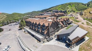 Ein modernes Hotel mit Innenhof, mehreren Etagen und Blick auf die Berge.