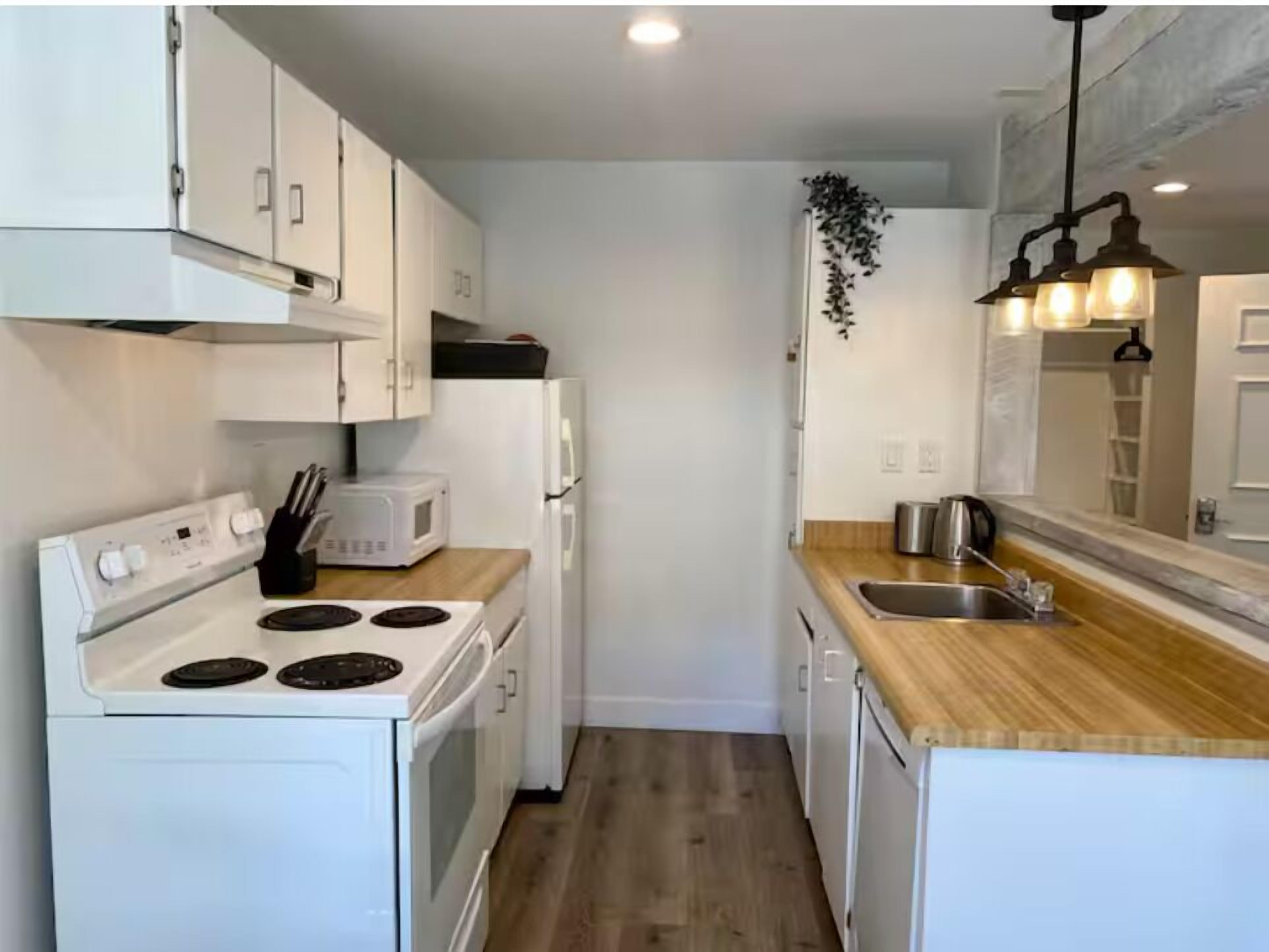Cafetera y tetera, refrigerador, microondas y horno 