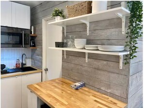 Wasserkocher mit Kaffee-/Teezubehör, Kühlschrank, Mikrowelle, Ofen