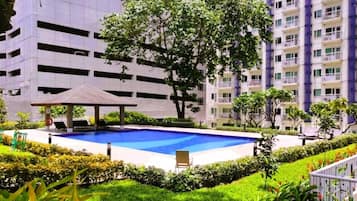 6 outdoor pools
