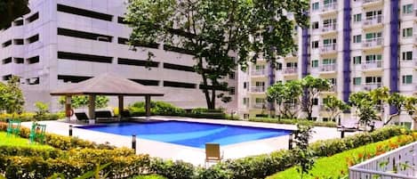 6 outdoor pools