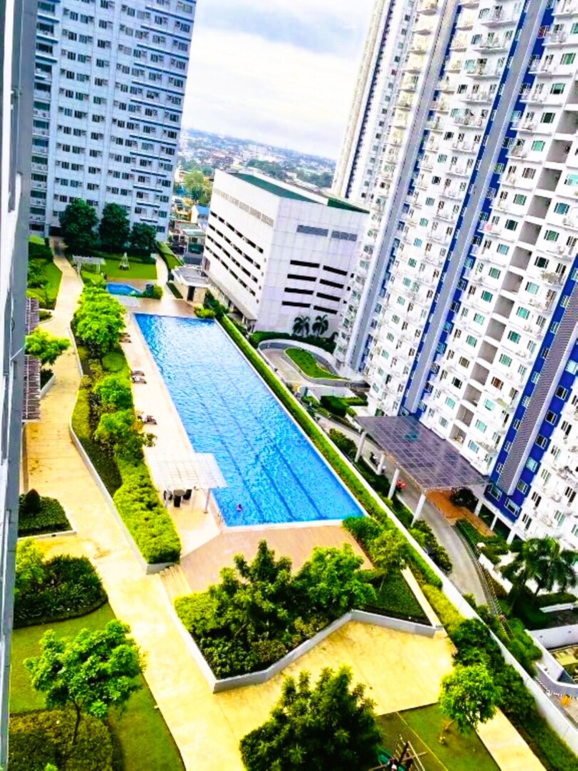6 outdoor pools