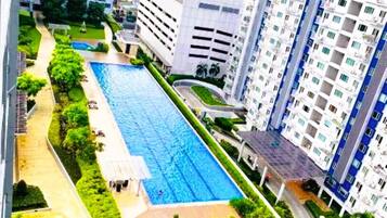 6 outdoor pools