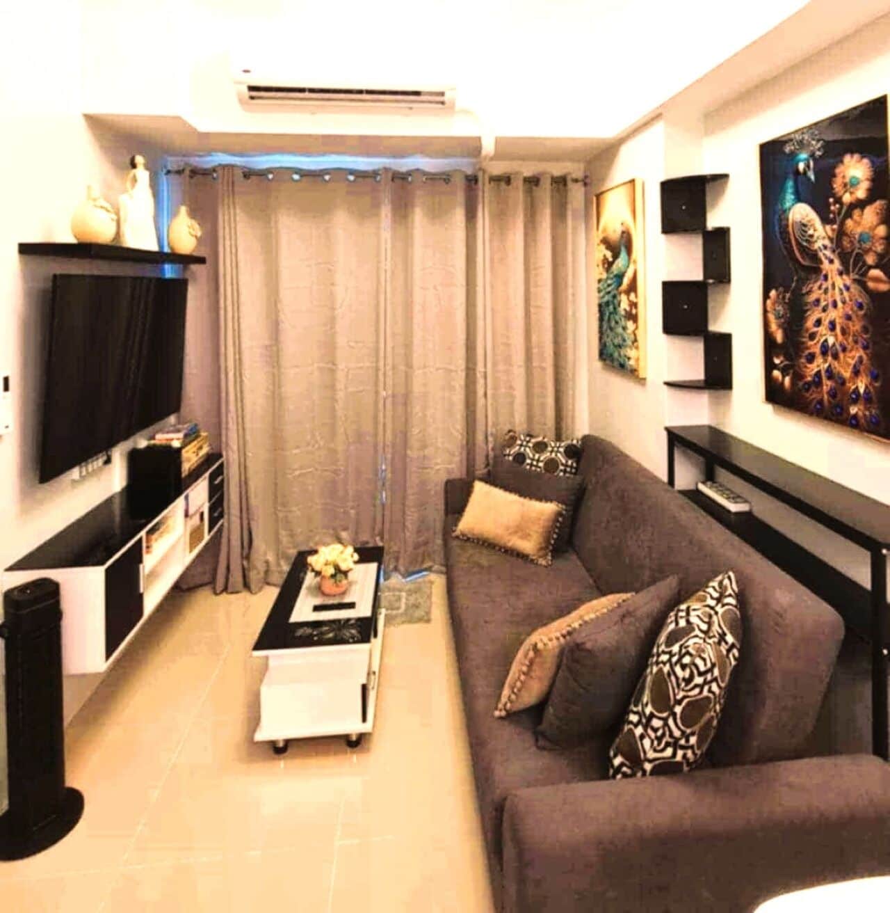 Comfort Condo, Balcony, City View | Living area
