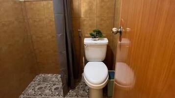 Habitación familiar, balcón, vista al jardín | Baño