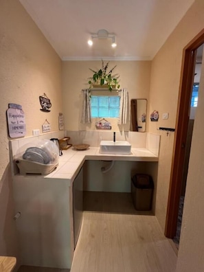Chambre Familiale, balcon, vue jardin | Salle de bain