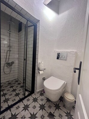 Haartrockner, Handtücher, Seife, Toilettenpapier