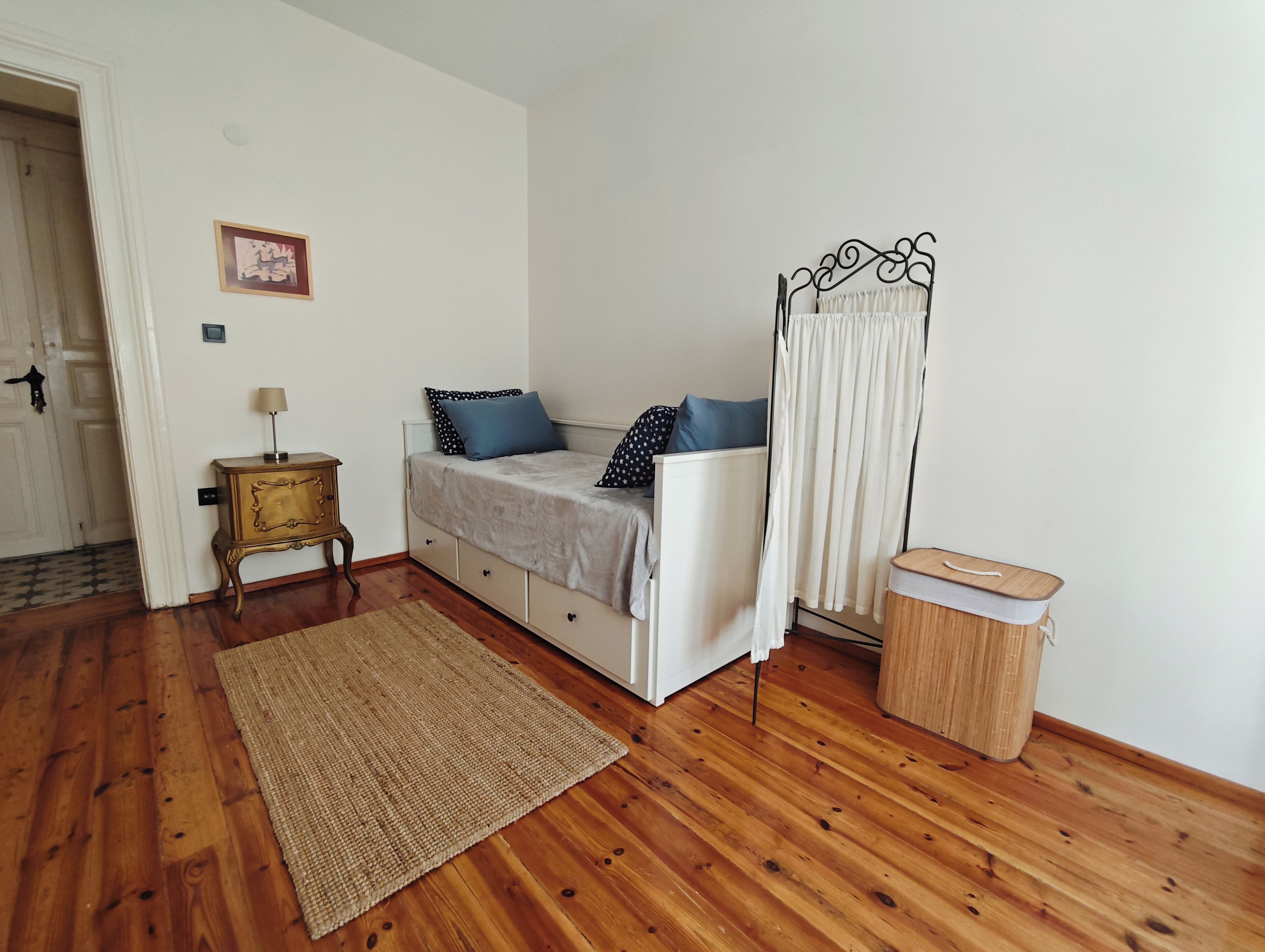 2 habitaciones, tabla de planchar con plancha, wifi y ropa de cama 