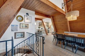 Un loft espaiós amb menjador, cuina i escala.