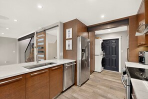 Coffee/tea maker, fridge, microwave, oven - Hiking In Your Backyard, Walk to ACL! (Austin)