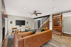 TV - Hiking In Your Backyard, Walk to ACL! (Austin)