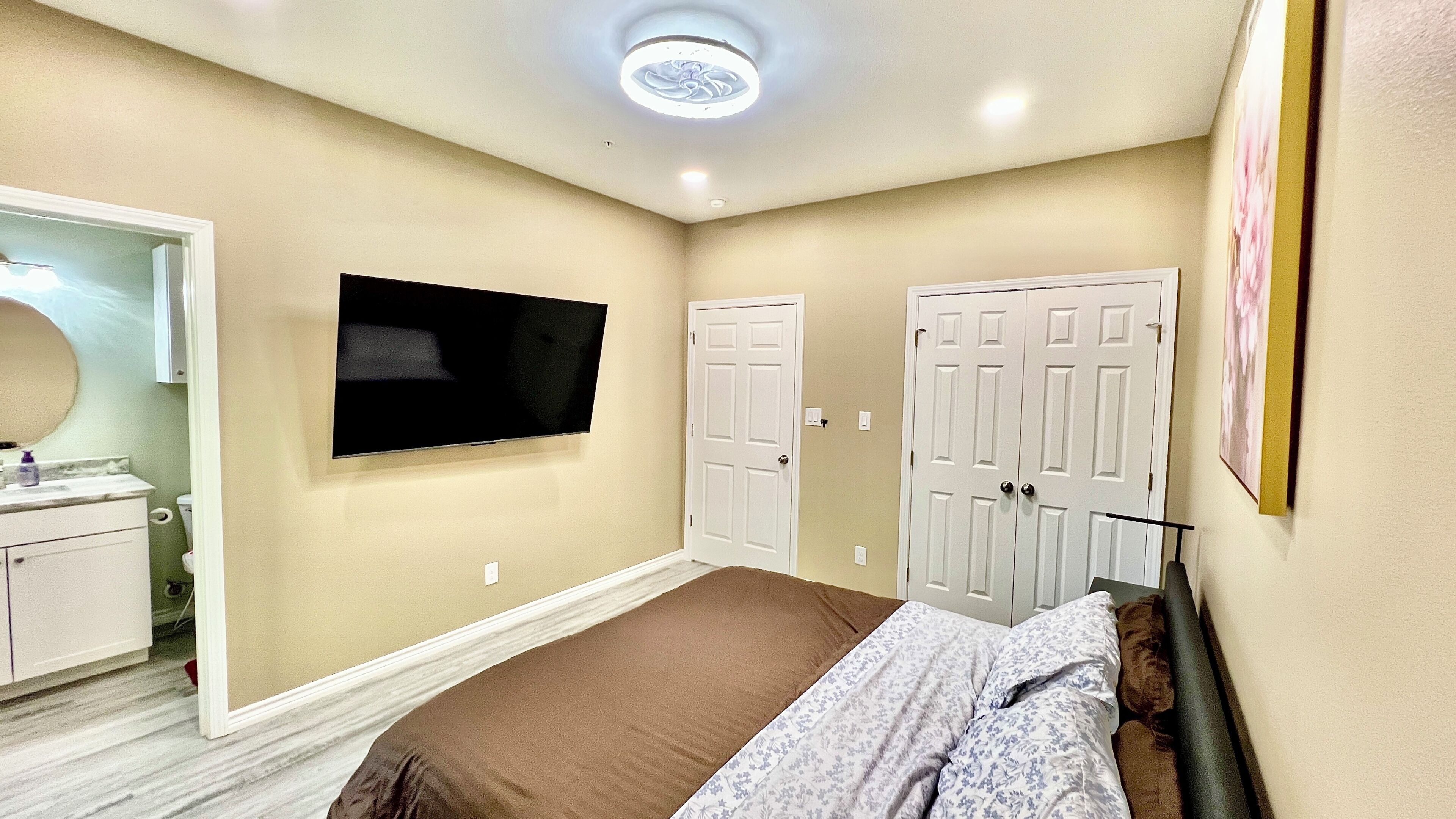 2 bedrooms, desk, iron/ironing board, WiFi (free)
