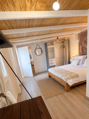 Ein Schlafzimmer mit Bett, Nachttisch und Kleiderschrank.