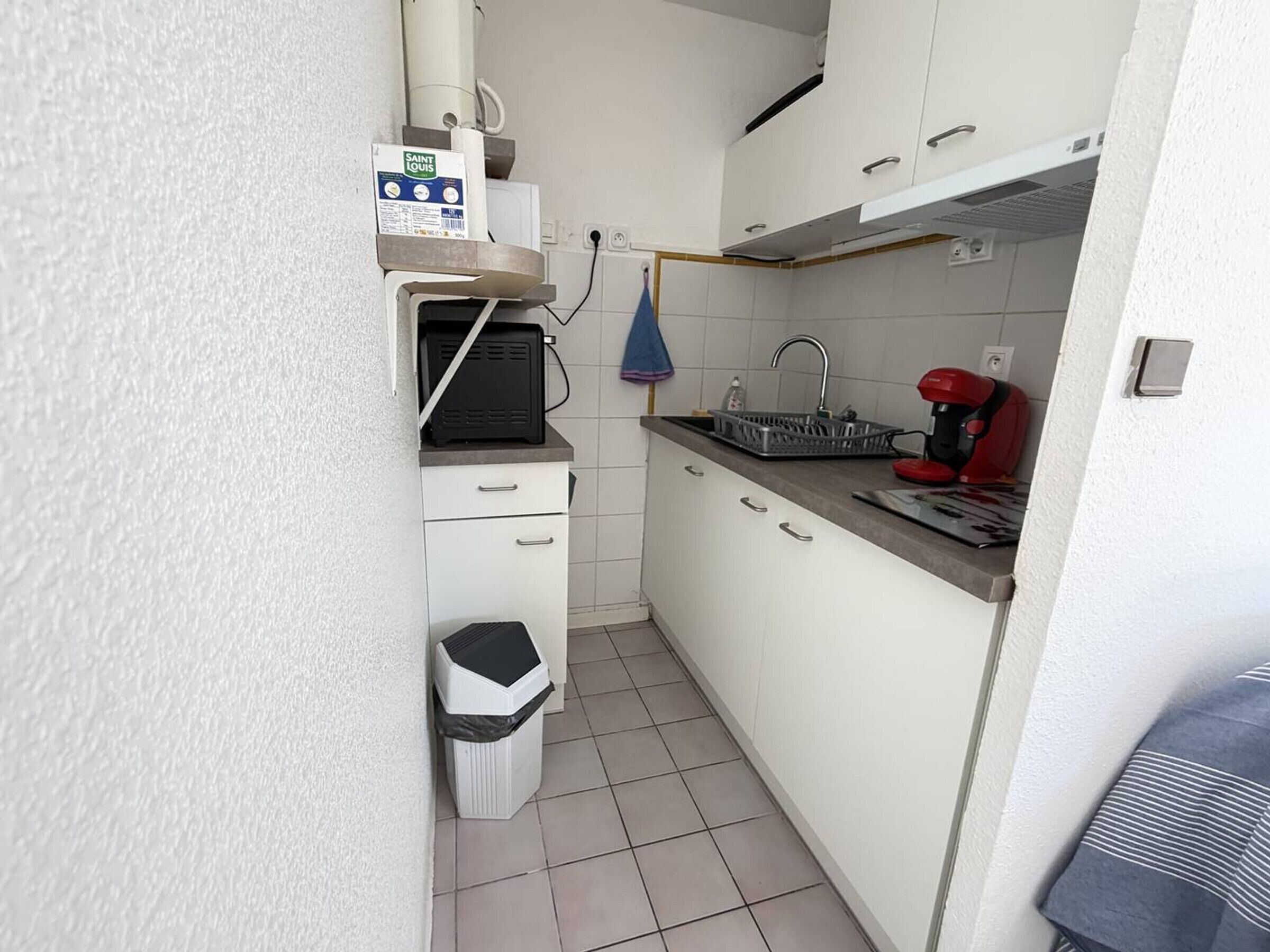 Coffee/tea maker, fridge, microwave, toaster