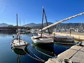 A marina with several boats docked, calm water, and a mountainous backdrop. - House with AC, pool, parking - 5 guests (Argelès-sur-Mer)