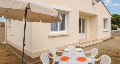 Lovely home in Vendays-Montalivet with WiFi
