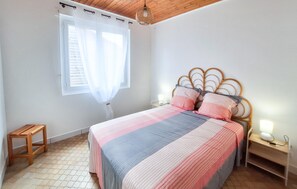 2 bedrooms, iron/ironing board, free WiFi