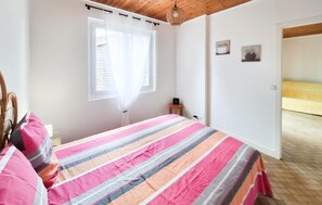 2 bedrooms, iron/ironing board, free WiFi