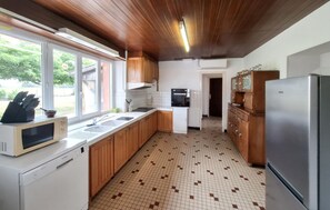 Fridge, microwave, oven, stovetop - Gorgeous home in Civrac-en-Médoc with WiFi (Civrac-en-Médoc)