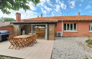 Outdoor dining - Gorgeous home in Civrac-en-Médoc with WiFi (Civrac-en-Médoc)