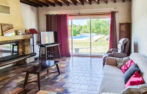 Gorgeous home in Civrac-en-Médoc with WiFi