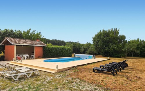 Gorgeous home in Civrac-en-Médoc with WiFi