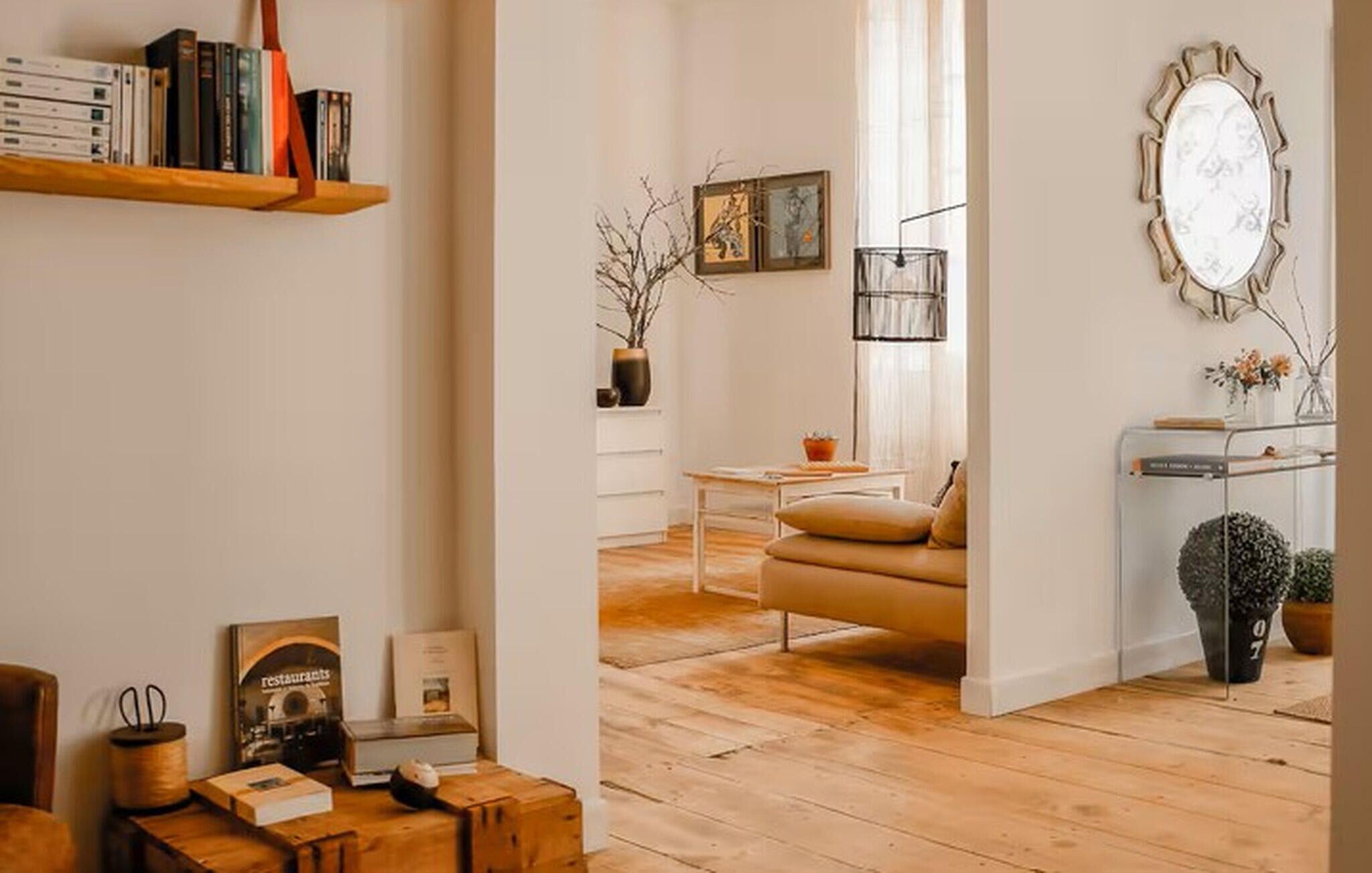 Un salon confortable avec un canapé, une table basse et une bibliothèque.