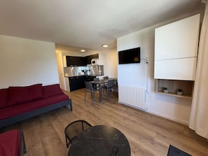 A compact living space with a kitchenette, a dining area, and a seating area with a sofa and a table. - Renovated apartment, ideal location - 6 guests (Plagne Bellecôte)
