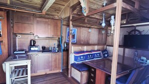 A compact kitchen with wooden cabinets, a sink, and a small countertop. - Unique house in the heart of Fouras - 2 guests (Fouras)
