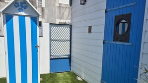 A blue and white striped door, a blue gate, and a blue door with a round window. - Unique house in the heart of Fouras - 2 guests (Fouras)