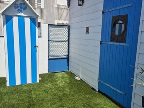 Eine blaue und weiße Strecktür, ein blaues Tor und eine Tür mit rundem Fenster.