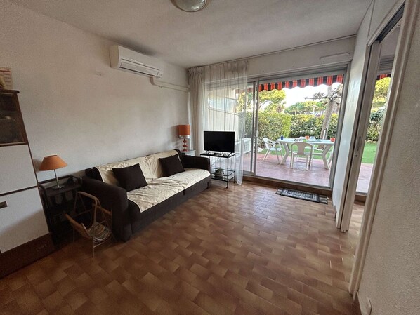 Unclassified image, 1 of 17, button - Apartment with private garden - 6 guests (Port Camargue)