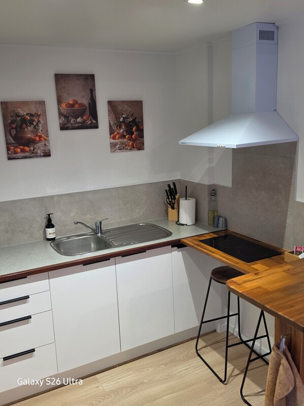 Private kitchen - Tranquil 1-bedroom apartment with AC in charming Whangārei (Whangārei)