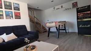Una sala de estar moderna con un sofá, una mesa de centro y un mueble de madera único.
