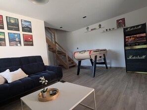 Ein modernes Wohnzimmer mit einer Couch, einem Couchtisch und einem einzigartigen Holzschrank.