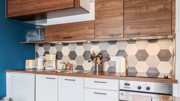 Wasserkocher mit Kaffee-/Teezubehör, Kühlschrank, Mikrowelle, Ofen