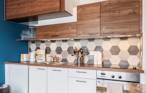 Kaffe- och tebryggare, kylskåp, mikrovågsugn och ugn