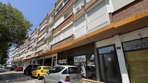 Straßenansicht eines Gebäudes, in dem sich ein Pilates-Studio befindet.