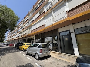 Straßenansicht eines Gebäudes, in dem sich ein Pilates-Studio befindet.