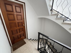 A wooden door with a number '5' and a doormat with 'WELCOME' text. - Apartment with AC and parking - 4 guests (Roses)