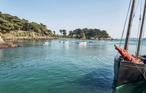 A calm body of water with several boats anchored. - Apartment in Lezardrieux (891) (Lezardrieux)