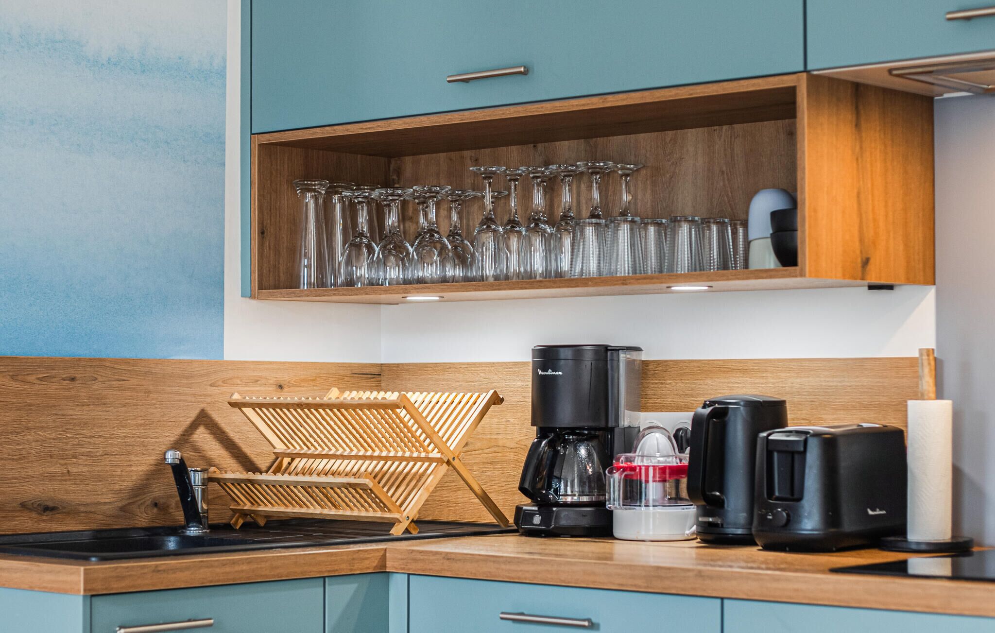 Kaffe- och tebryggare, kylskåp, mikrovågsugn och ugn