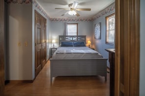 1 bedroom, iron/ironing board, free WiFi, bed sheets - Amish Country Haven Sleeps two (Millersburg)