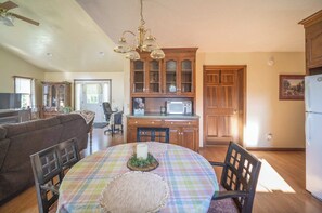 Interior - Amish Country Haven Sleeps two (Millersburg)