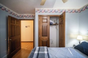 1 habitación, tabla de planchar con plancha, wifi gratis y ropa de cama 
