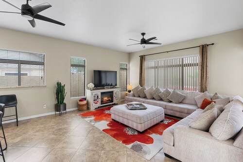 Zona Resort 4-Bedroom House with Private Pool in the Estrella Mountains